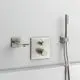 Wandmontierter Ideal Standard Wasserhahn mit einem Auslauf, zwei Steuerknöpfen und einer Handbrause, montiert an einer hellen Wand.